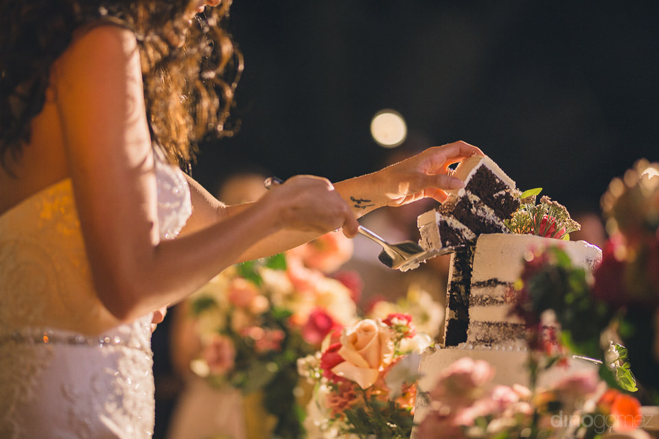 Bride Cuts The Cake – Cabo Wedding Photographer Dino Gomez