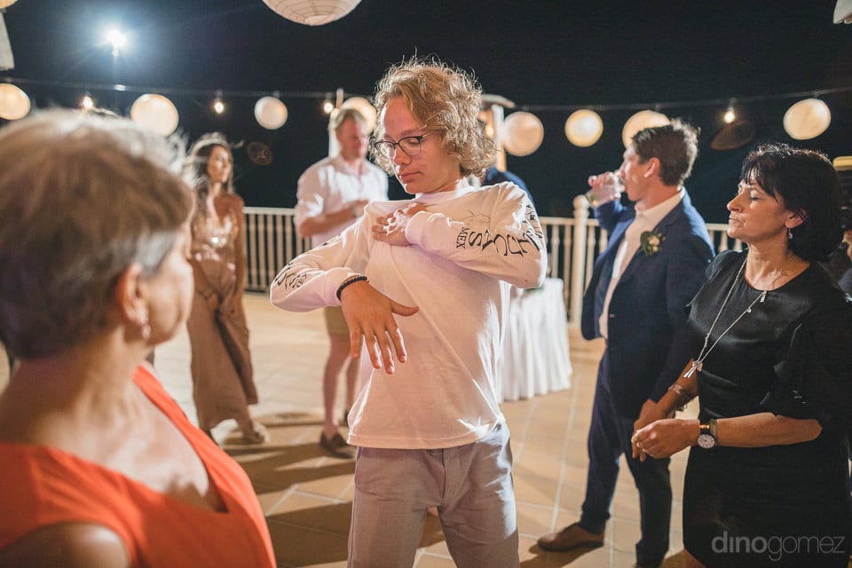 The guests enjoying the dance party at the beach side of the beautiful couple- Aubrey & Chris